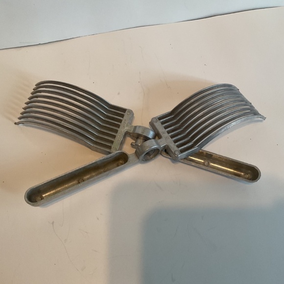 Vintage metal roast fork, meat tongs for slicing, roast for roast dinner. - Picture 6 of 7